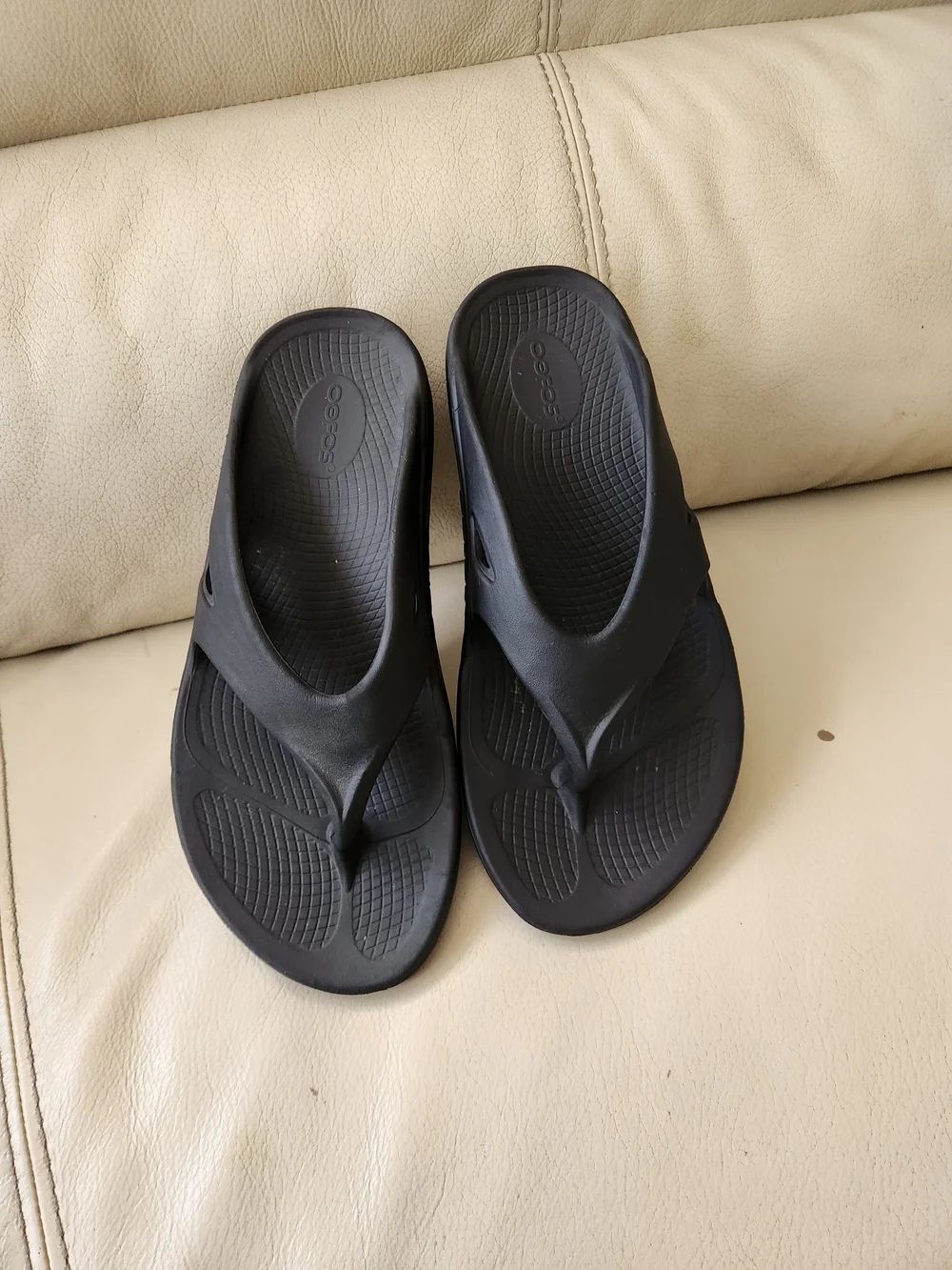 OOFOS Black Men's Flip Flop Sandals - Cushioned Support